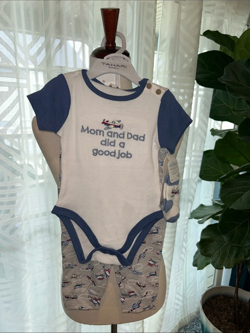 NWT Tahari Infant Baby Boy Set - 4 piece Infant Baby Boy Set size 6-9 months